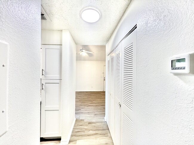 Building Photo - 1065 S Hiawassee Rd