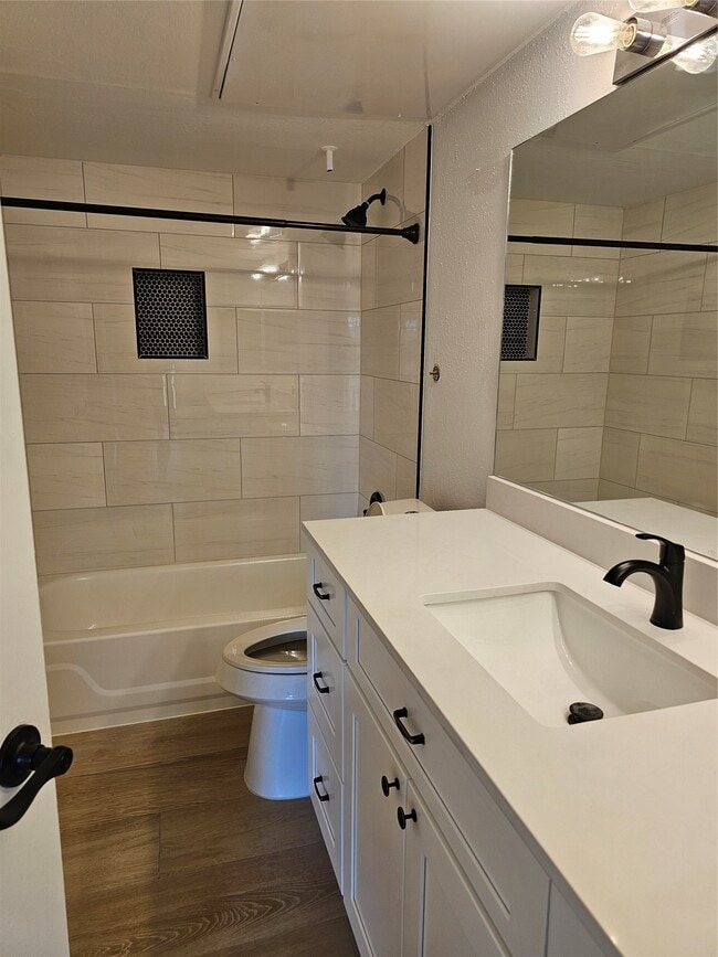 Building Photo - 2626 Holly Hall St