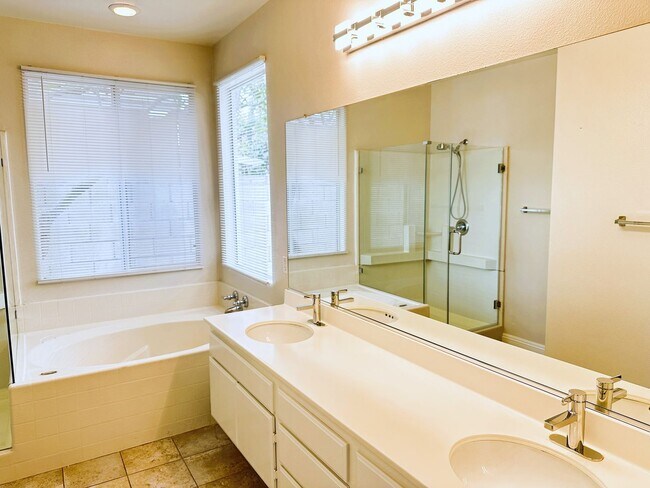 Building Photo - Refreshed Single Family Home in Garden Grove