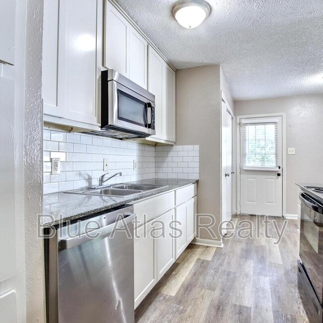 Building Photo - 3901 Royal Crest Dr