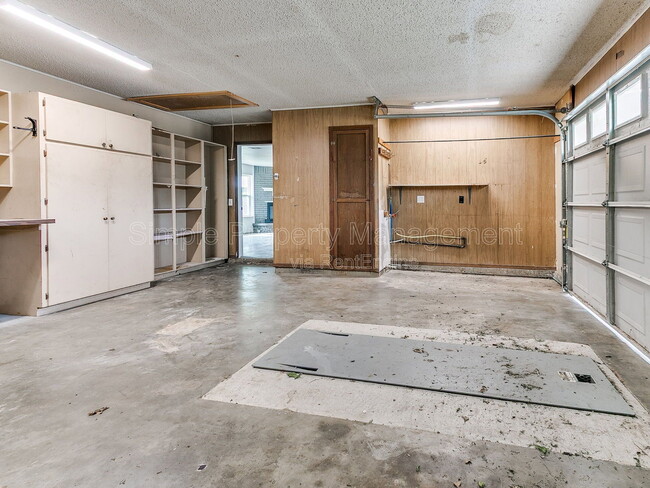 Building Photo - 2401 Fedderson Dr