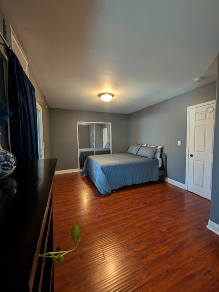 Building Photo - 1907 W Vernon Ave