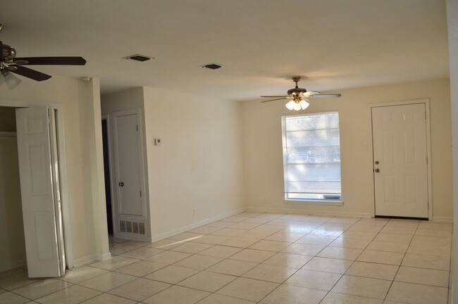 Building Photo - Remodeled 3 bed 2 bath home off Nacogdoches!