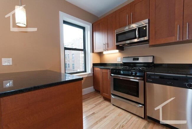 Building Photo - Luxury Room Rentals!  W/D in Unit!  Near T...