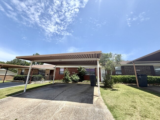 Building Photo - 2206 Shenandoah Dr