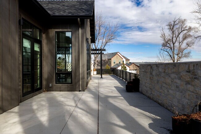 Building Photo - Beautiful Fully Furnished Custom Home in Rancharrah