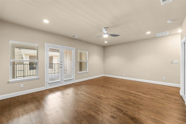 Building Photo - 2952 Sheridan Dr