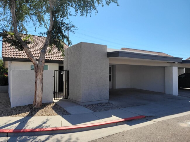 Primary Photo - 2 bed 2 bath Town-homes in Central Phoenix...