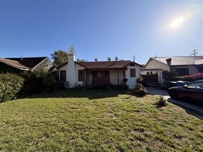 Building Photo - 2 Bed 1 Bath Available Now!