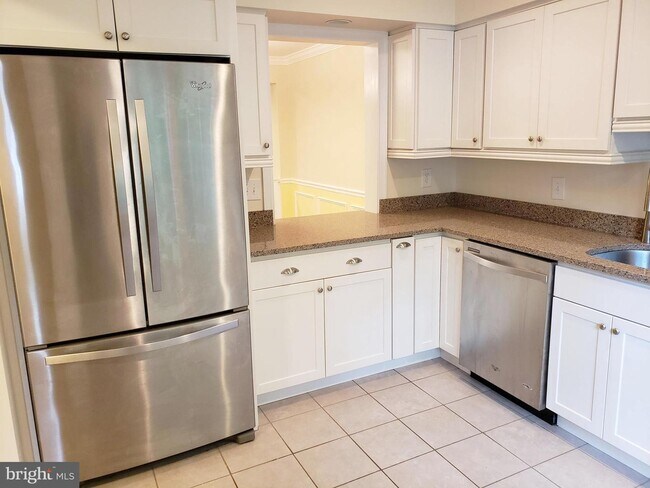 Building Photo - 5771 Heritage Hill Dr