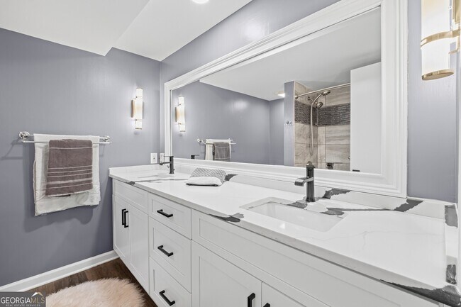 Building Photo - 6851 Roswell Rd