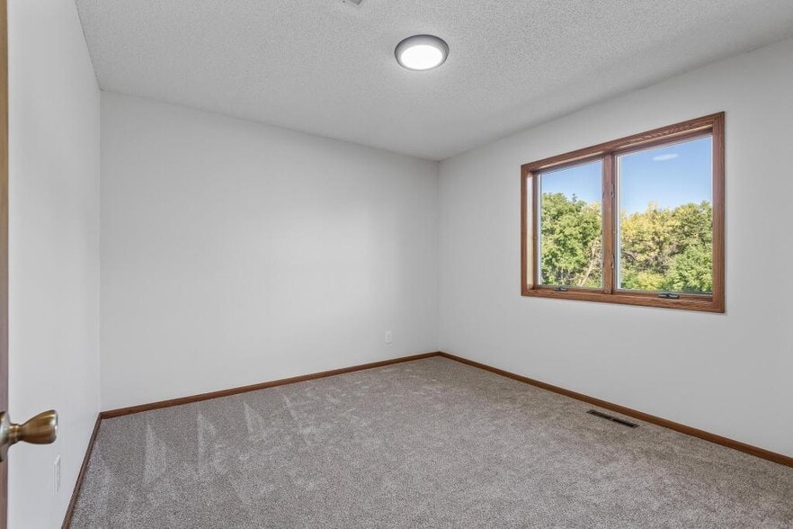 Building Photo - 833 Tyrol Ln