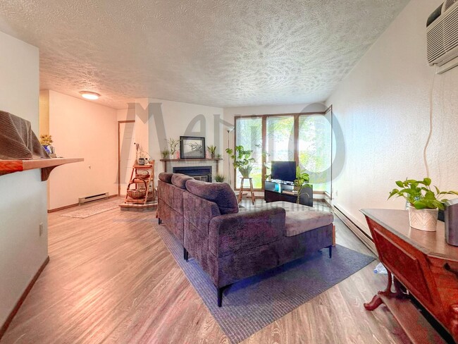 Building Photo - Ideally Located South Hill Unit