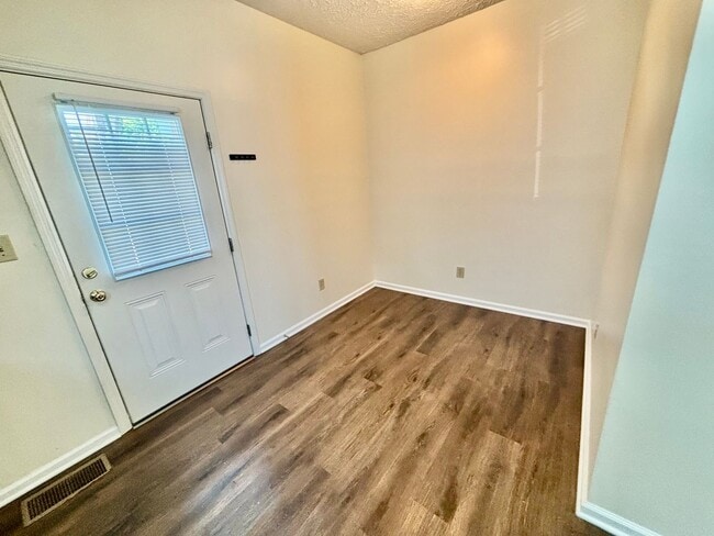 Building Photo - 2 Bedroom Duplex within walking distance o...
