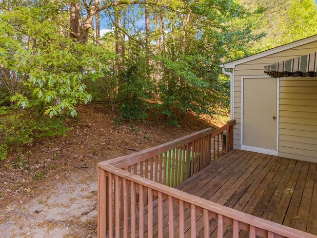 Building Photo - Fantastic End-Unit Townhome Available Now!