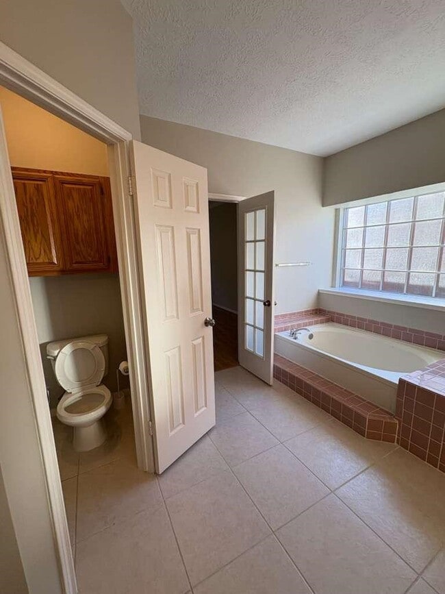 Building Photo - 16119 Lakestone Dr