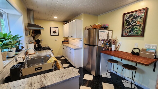 Building Photo - Cozy Craftsman style home!