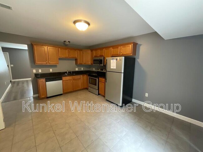 Building Photo - 704 Fountain View Dr