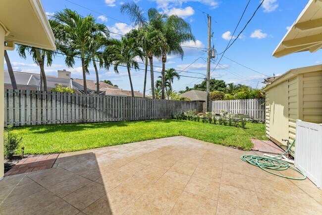 Building Photo - 7531 Edgewater Cir