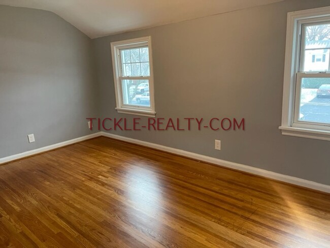 Building Photo - 3 Bedroom, 1 Bath, Central Air, Garage, Fu...