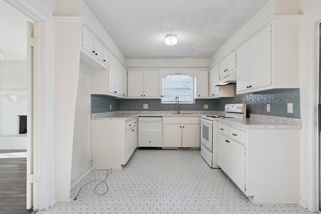 Building Photo - 3-Bedroom Home Near Dining, Shopping & Broadway Extension