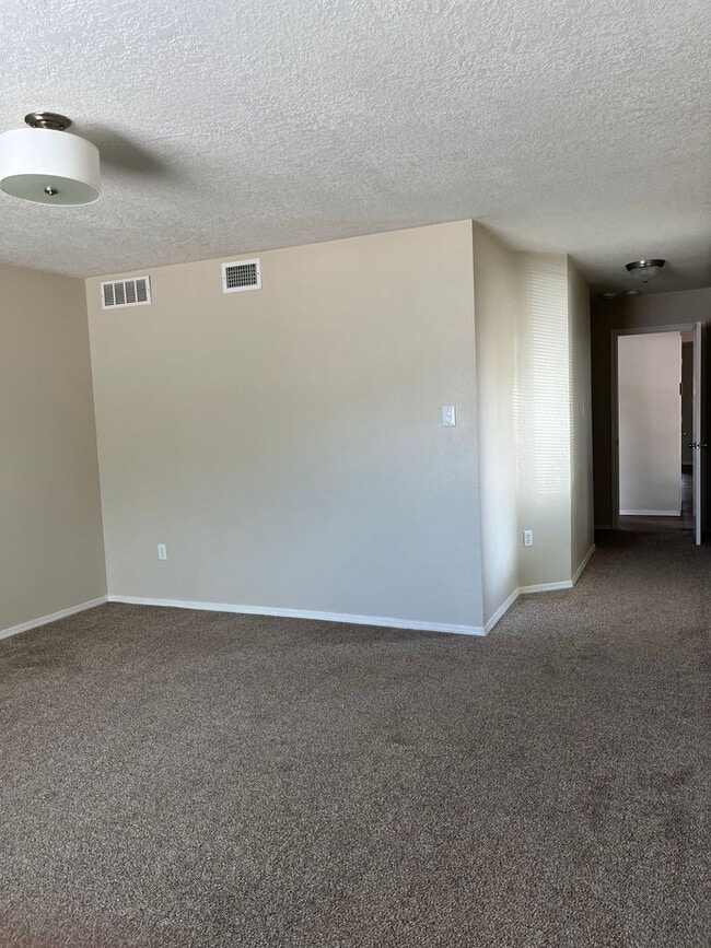 Building Photo - Fabulous 3 Bedroom Rental