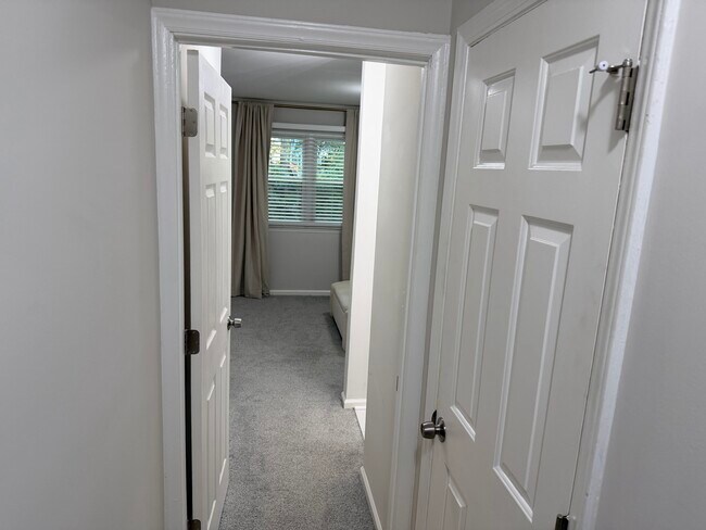 Building Photo - 808 Kendall Dr