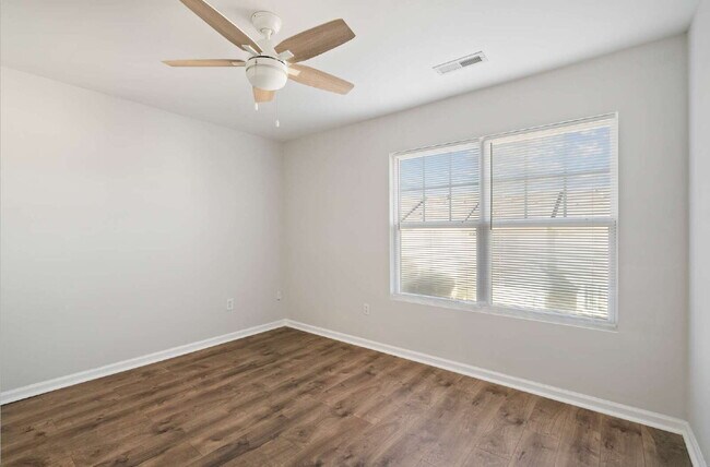 Building Photo - Spacious 3-Bed End-Unit Townhome in Durham