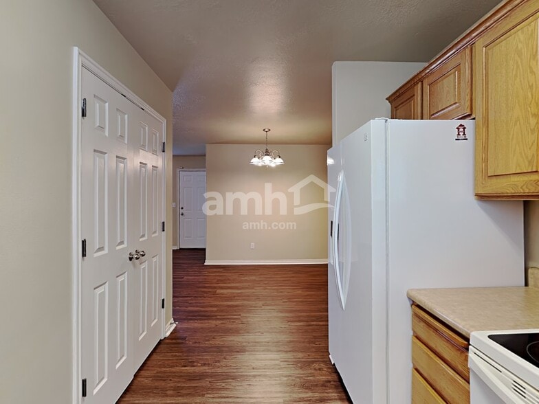 Building Photo - 2313 E 1450 S
