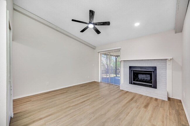 Building Photo - Renovated Apartment in the Heart of Carollwood