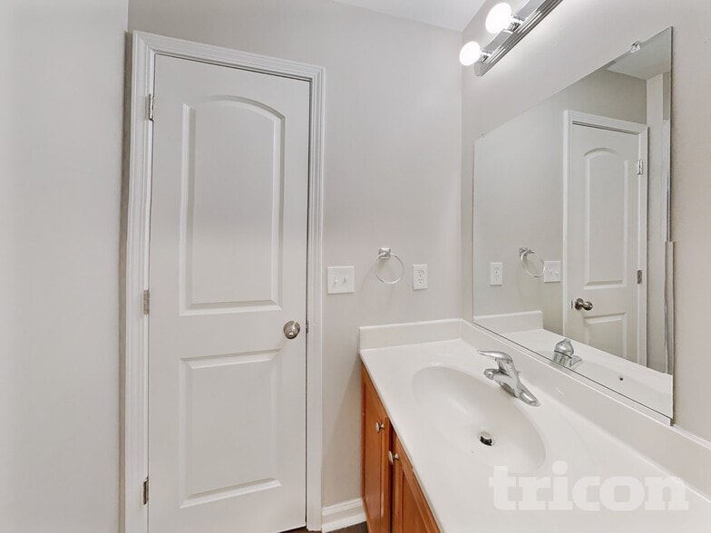 Building Photo - 2004 Blue Rock Ct