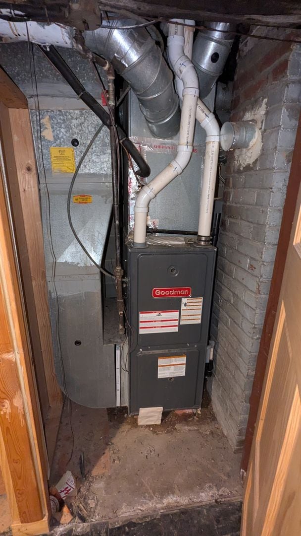 Building Photo - Charming 3-bedroom, 1.5-bathrooms home located in the heart of Akron