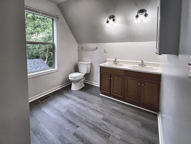 Building Photo - 4 Bed / 2 Full Bath Two-Story Home — Covered Front Porch, Detached Garage, Central Air