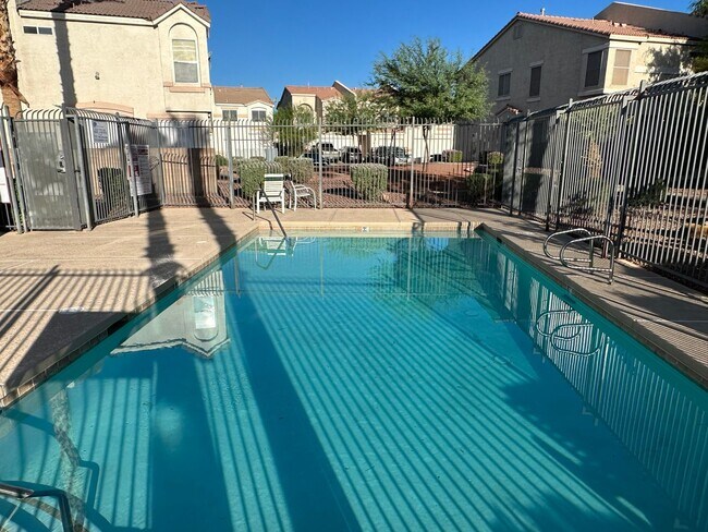 Building Photo - 3 Bedroom Townhouse!! in Gated Community!!...