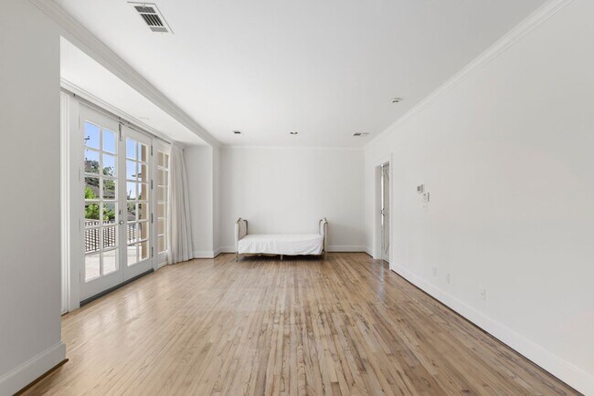 Building Photo - Elegant Living Minutes from the Medical Ce...