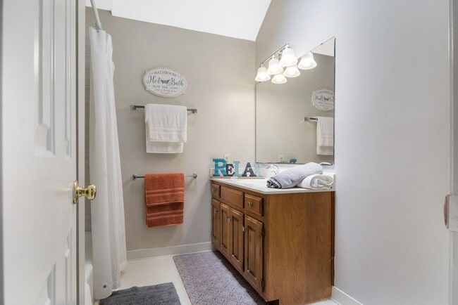 Building Photo - Beautifully Refreshed 4 Bedroom 3 Bath Col...