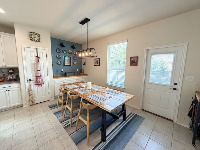 Building Photo - Well Maintained 3 bedroom 2.5 bath in COMAL ISD!