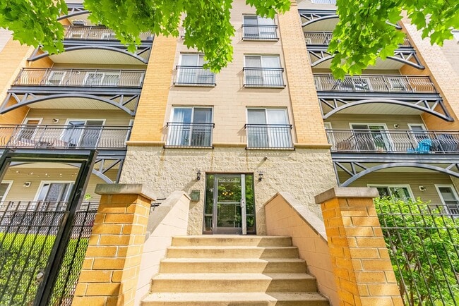 Primary Photo - 2720 W Cortland St
