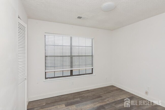 Building Photo - 208 Sunshine Ct