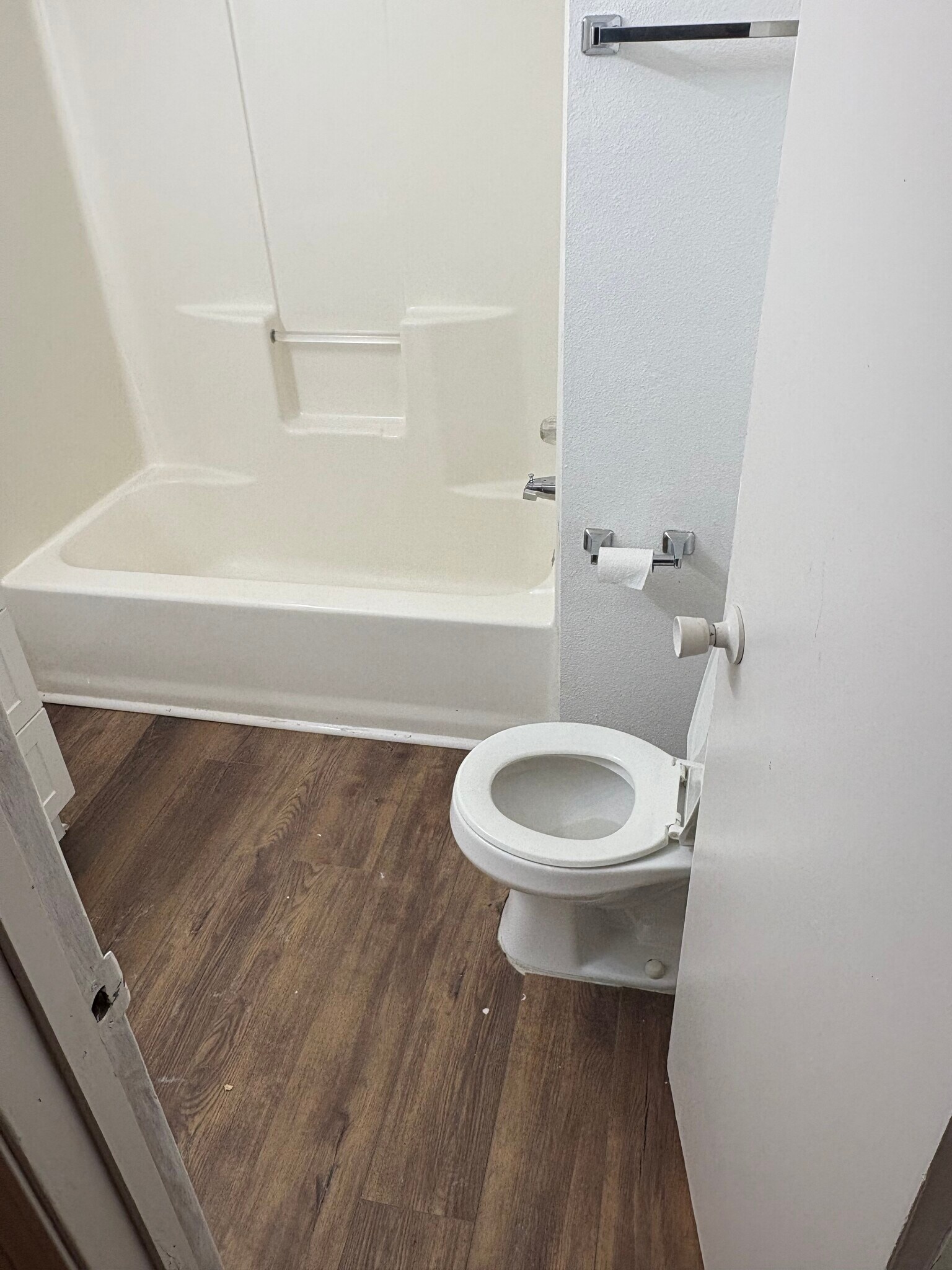 upstair bathroom - 2920 Dawn Ct