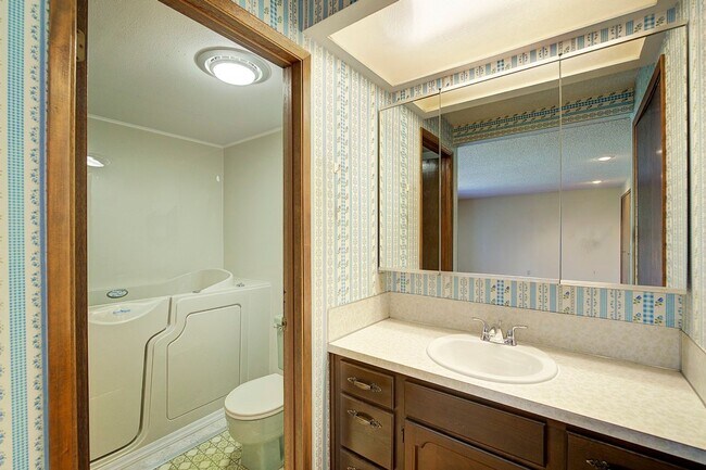 Building Photo - 3Bd/2.75Ba Maple Valley House