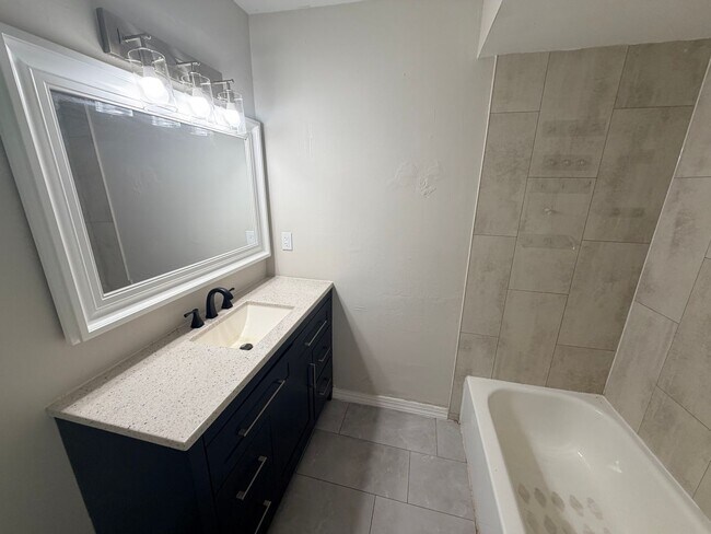 Building Photo - 2 Bed 2 Bath Duplex with Screened Lanai in SE Cape Coral