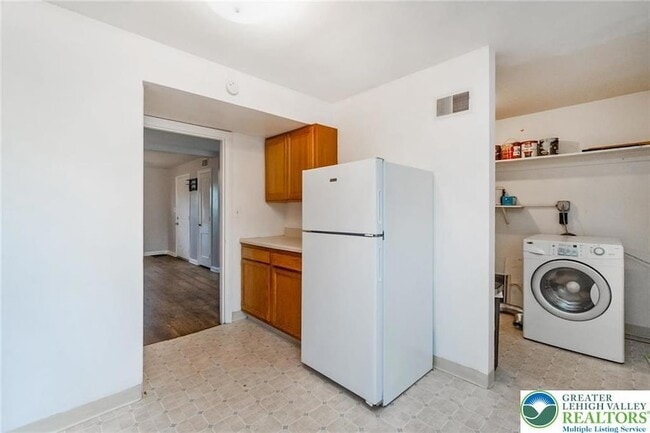 Building Photo - 240 Palmer St