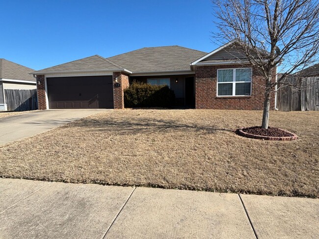 Primary Photo - Nice 3 bedroom 2 bathroom Home! 2 Car Gara...