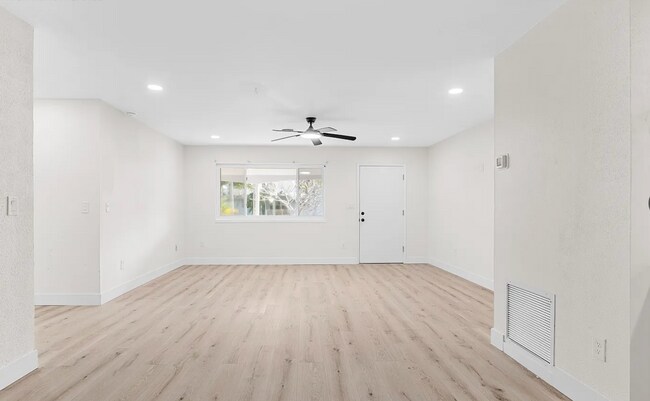 Building Photo - 420 Cinnamon Dr