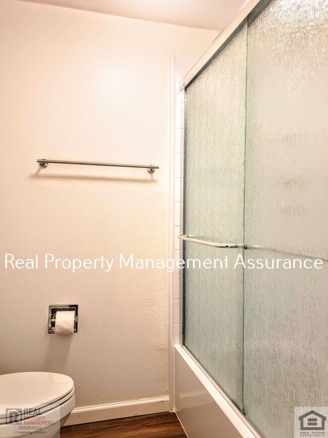 Building Photo - Charming 3BR/1.5BA Duplex Unit Now Availab...