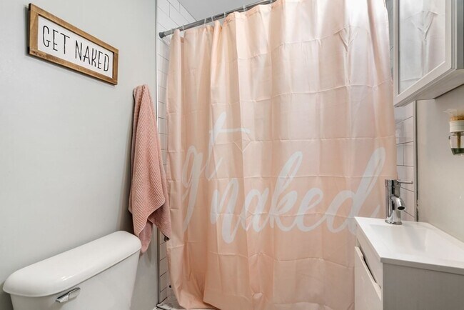 Building Photo - 473 E 5th St