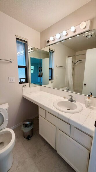 Building Photo - 215 19th Ave