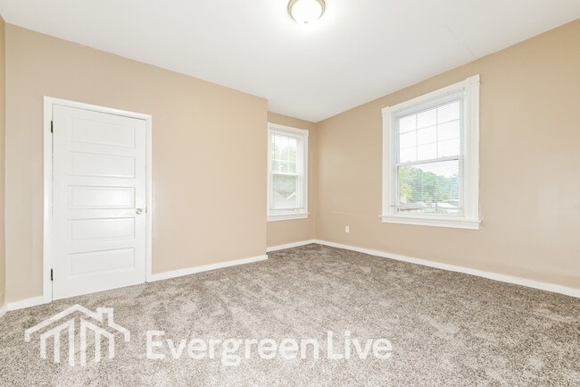 Building Photo - 446 N School St