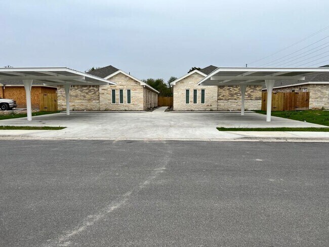 Building Photo - 5101 N Hiawatha Dr